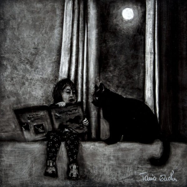 Fillette tenant un livre et racontant une histoire à son chat noir, tous les deux assis sur un canapé, situé près d'une fenêtre, au clair de lune - Peinture à l'huile, en noir et blanc, réalisée à la manière noire