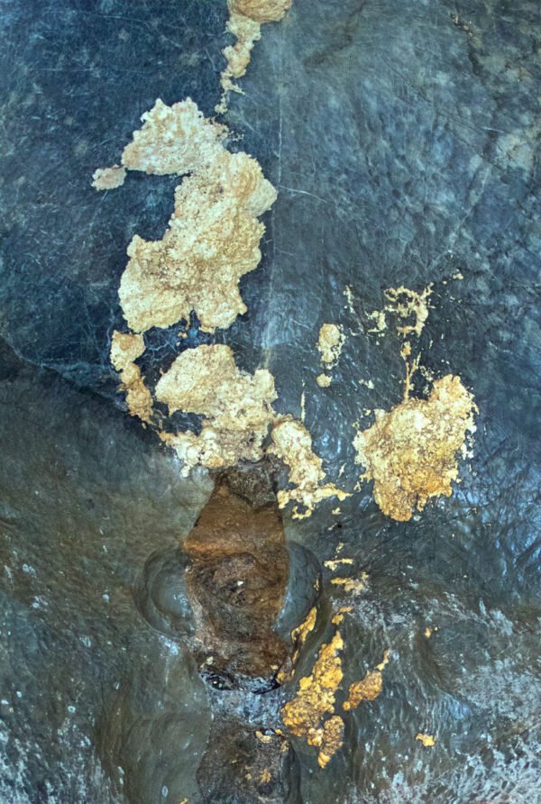 Rhodos - L’esthétique de l’usure. Fragment, trace urbaine, mur effrité témoignent du passage du temps tout en révélant la beauté des choses imparfaites